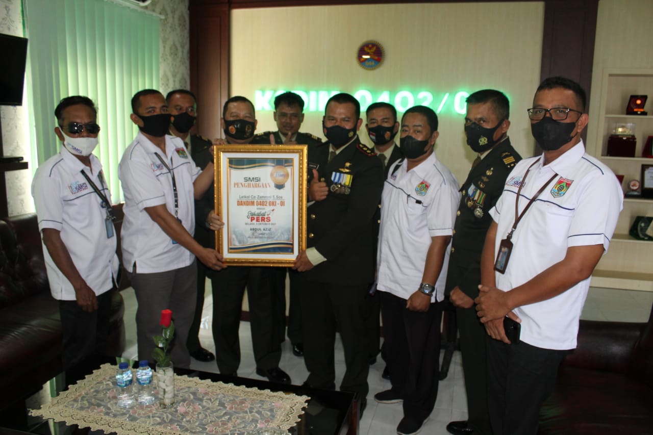 HUT TNI ke 76, SMSI OKI Beri Penghargaan Sahabat Pers Kepada Dandim 0402/OKI-OI