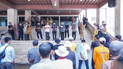Ketua DPRD Sumsel, RA Anita Noeringhati Terima Aksi Demo Ikatan Solidaritas Warga Gandus