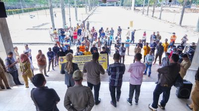 Ketua DPRD Sumsel, RA Anita Noeringhati Terima Aksi Demo Ikatan Solidaritas Warga Gandus