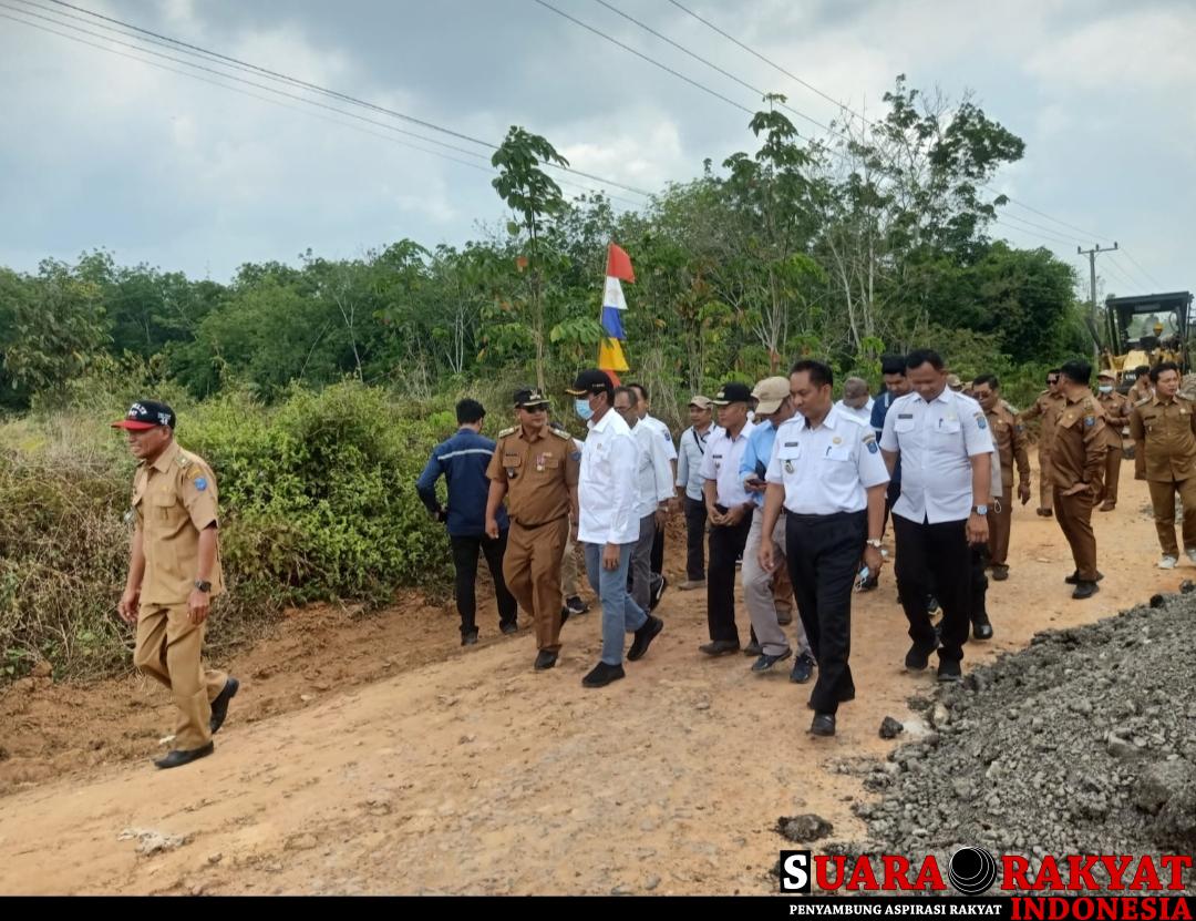 Manfaatkan Bongkaran Aspal Tol Terpeka, Pj. Bupati OKI Tinjau Langsung Perbaikan Sejumlah Ruas Jalan 